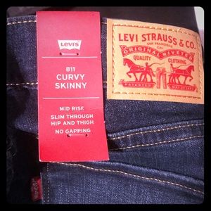 Women’s LEVIS 👖 med blue new stretchy soft great!
